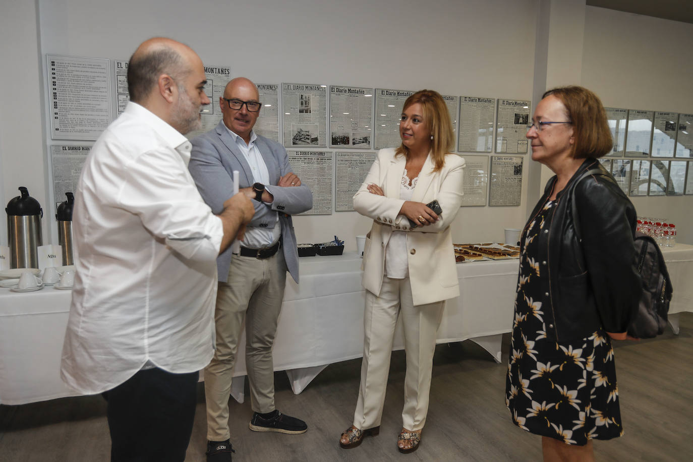 El periodista de El Diario Montañés Gonzalo Sellers charla con los candidatos Secundino Caso, Elena Castillo y Mercedes Boix.