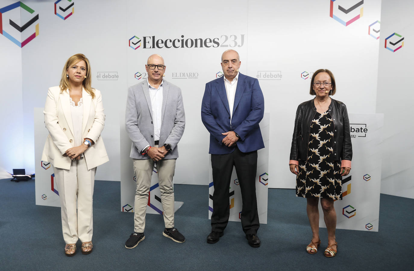 El posado de los cuatro candidatos al Senado antes de empezar el debate.