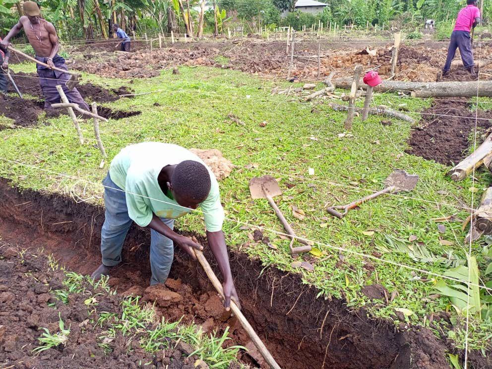 Un operario, preparando el terreno para la construcción de la casa de acogida de los bebés, en Uganda.