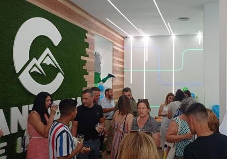 Imagen secundaria 1 - Cantabria Telecom inaugura su primera tienda en Santander