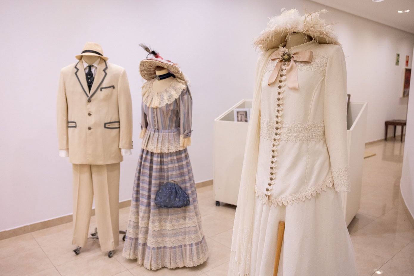 A la izquierda los trajes de época que portaron la diseñadora y su marido. A la derecha un atuendo que confeccionó para el III Congreso de Casas Rurales, en la finca del Marqués de Valdecilla.