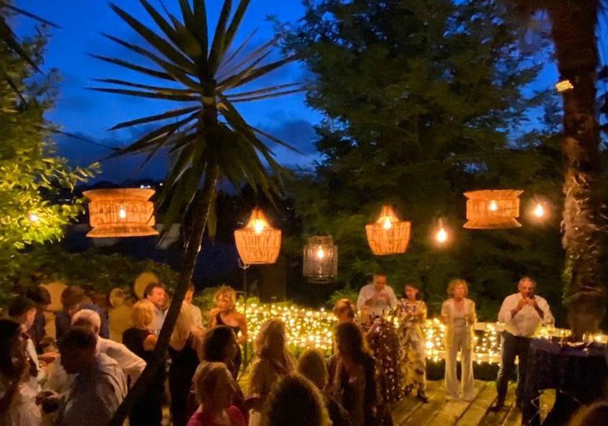 Ambiente de la fiesta durante la noche, con lámparas de mimbre colgadas como si fueran farolillos.