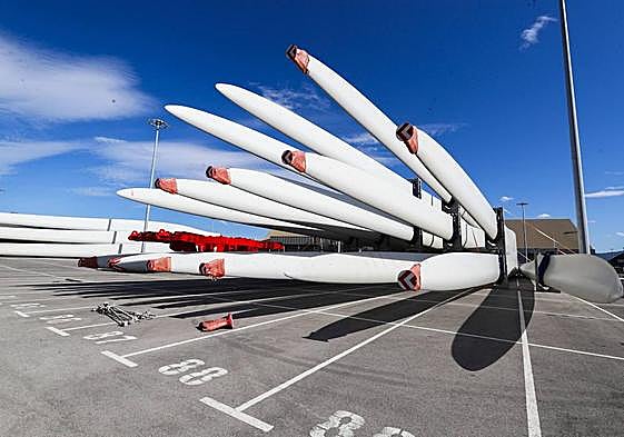 Material depositado en el Puerto de Santander para futuros parques eólicos