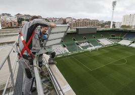 Dos operarios colocan el nuevo sistema de iluminación en los Campos de Sport de El Sardinero en octubre del año pasado.