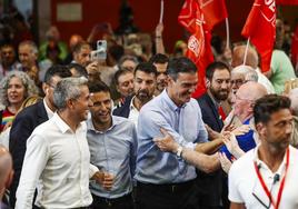 Pedro Sánchez, que entró al Paraninfo de la UC junto a Pablo Zuloaga y Pedro Sánchez, saluda a un simpatizante socialista