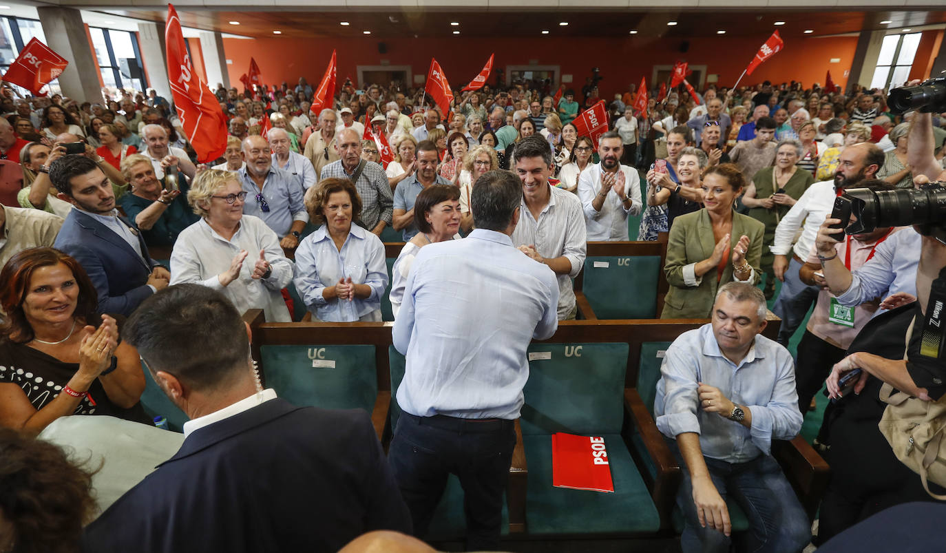 El portavoz socialista en Santander, Daniel Fernández, se choca las manos con el líder nacional del PSOE.