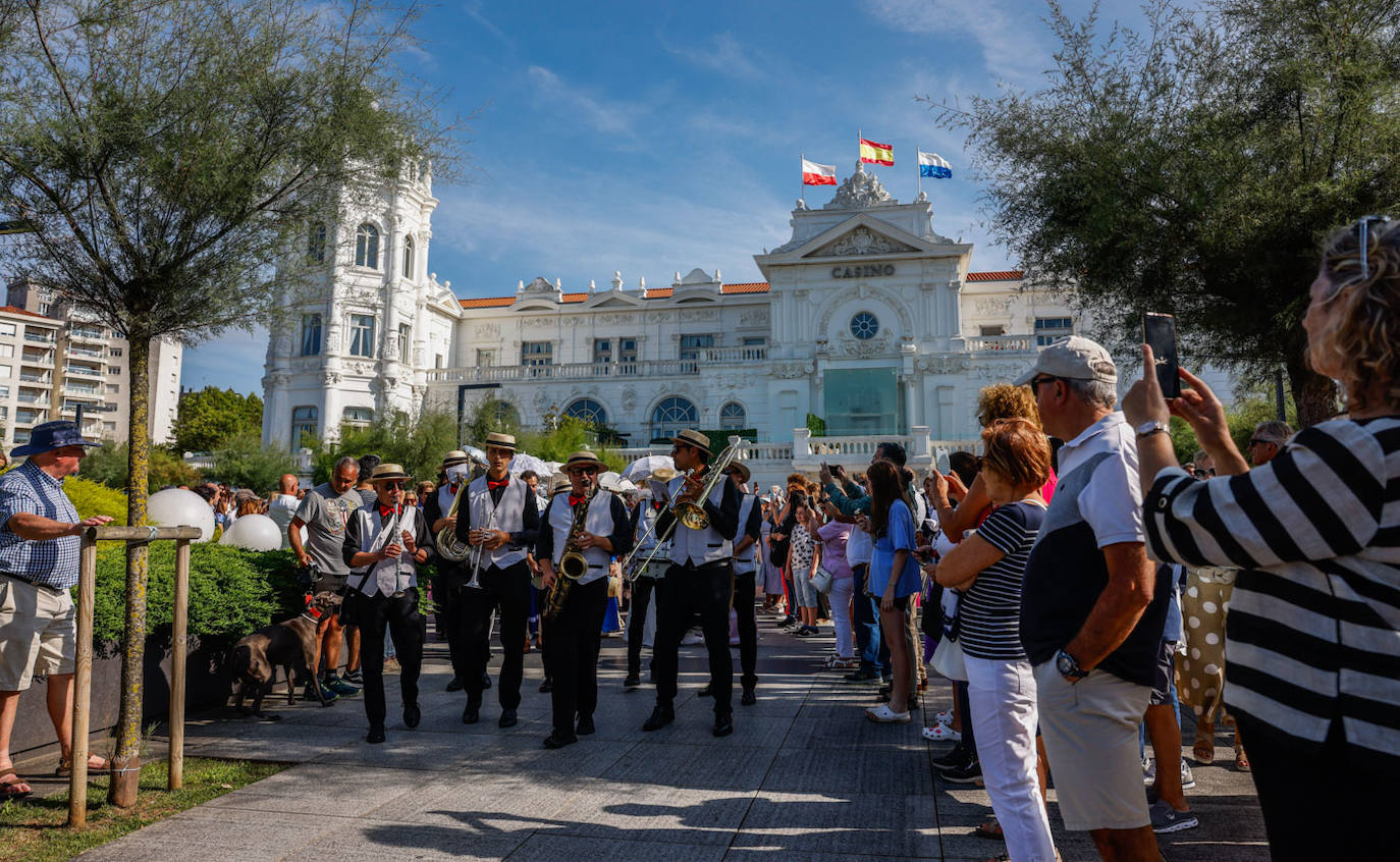 Charlote Dixie Jazz Band animó el pasacalles, que partió de la Plaza Italia y llegó a los Jardines de Piquío.