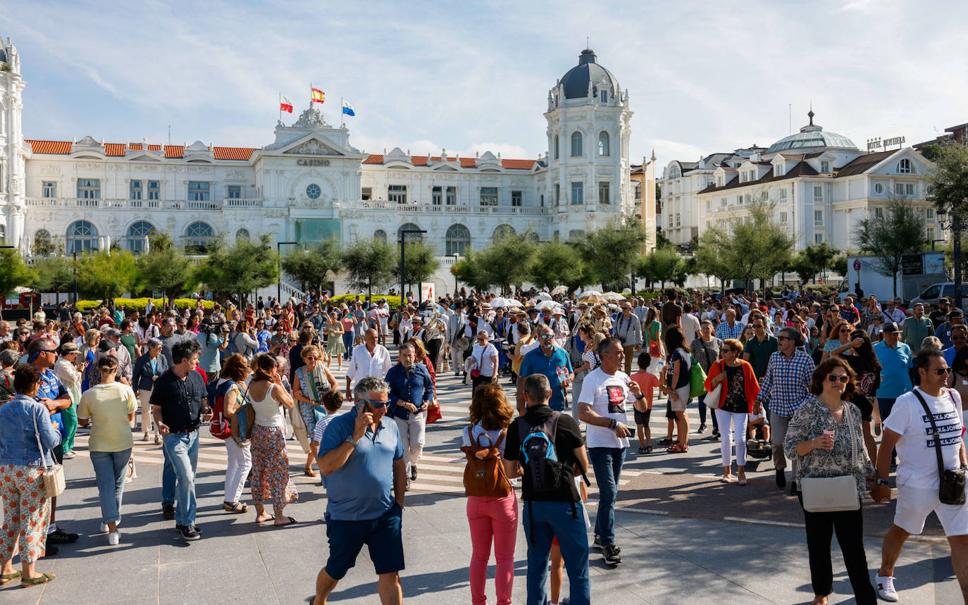 El Sardinero estaba repleto de vecinos y turistas, animados por el sol y la fiesta de los Baños de Ola.