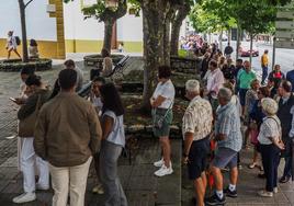 Colas en Cuatro Caminos para comprar las entradas de la feria taurina