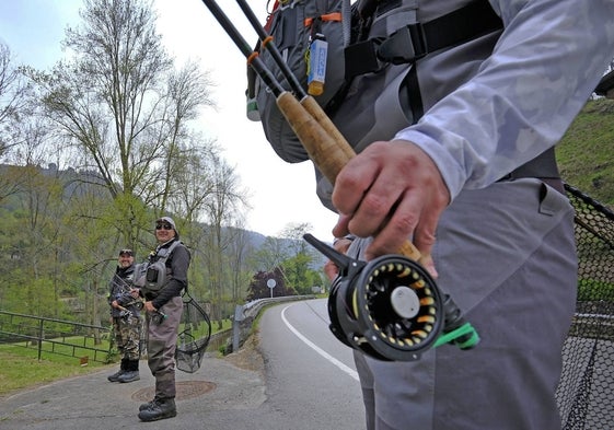 Tres pescadores muestran sus cañas.