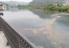 Suciedad en el Río Asón a su paso por Limpias.