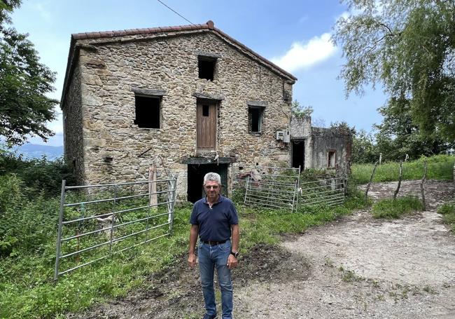 Roberto Hoyo, delante de la casa familiar en el barrio de Las Garmillas. Hoy abandonada, pero aquí se forjó todo, la ganadería y la quesería.