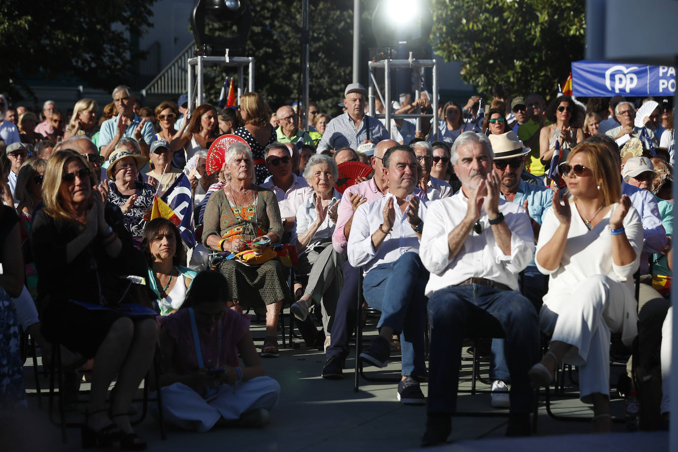 Más de 1.300 personas asistieron al acto en los Jardines de Pereda. Entre ellos, el expresidente regional José Joaquín Martínez Sieso. 