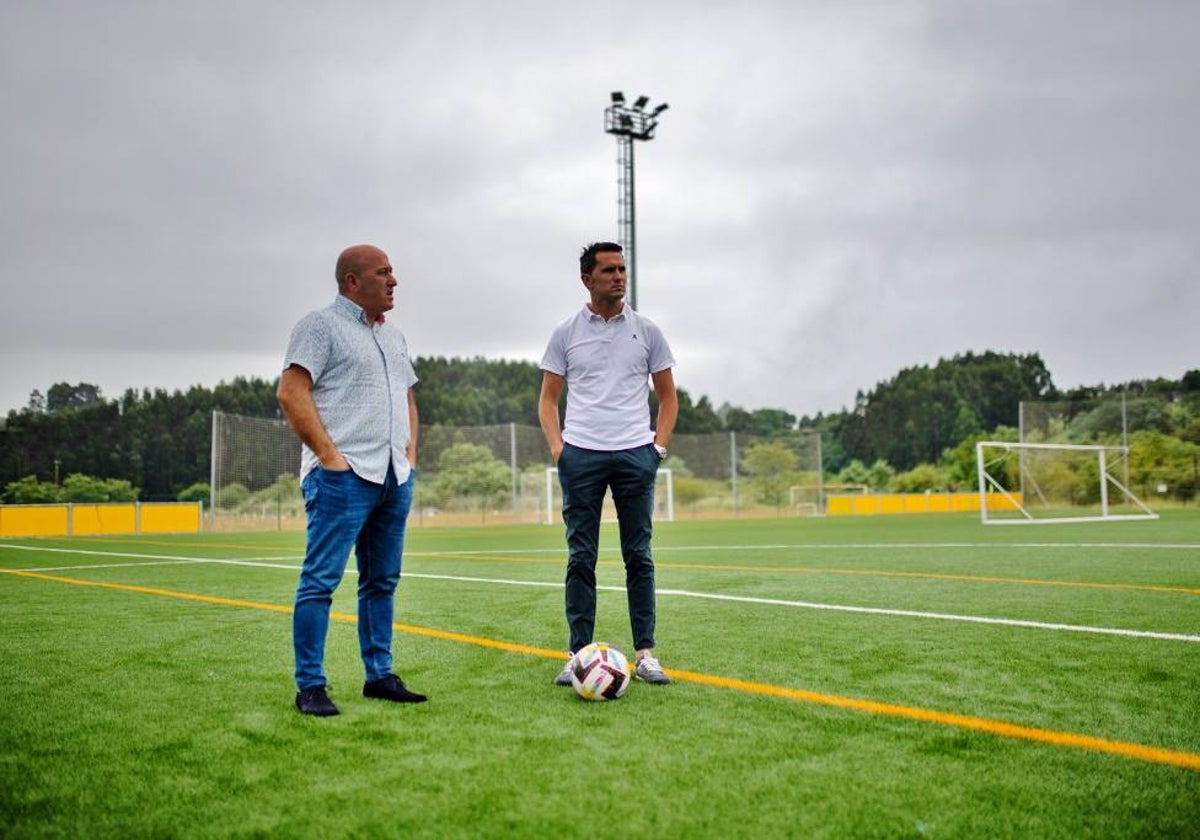 Antonio Tomás y Agustín Molleda en el campo municipal de hierba artificial de Cartes.