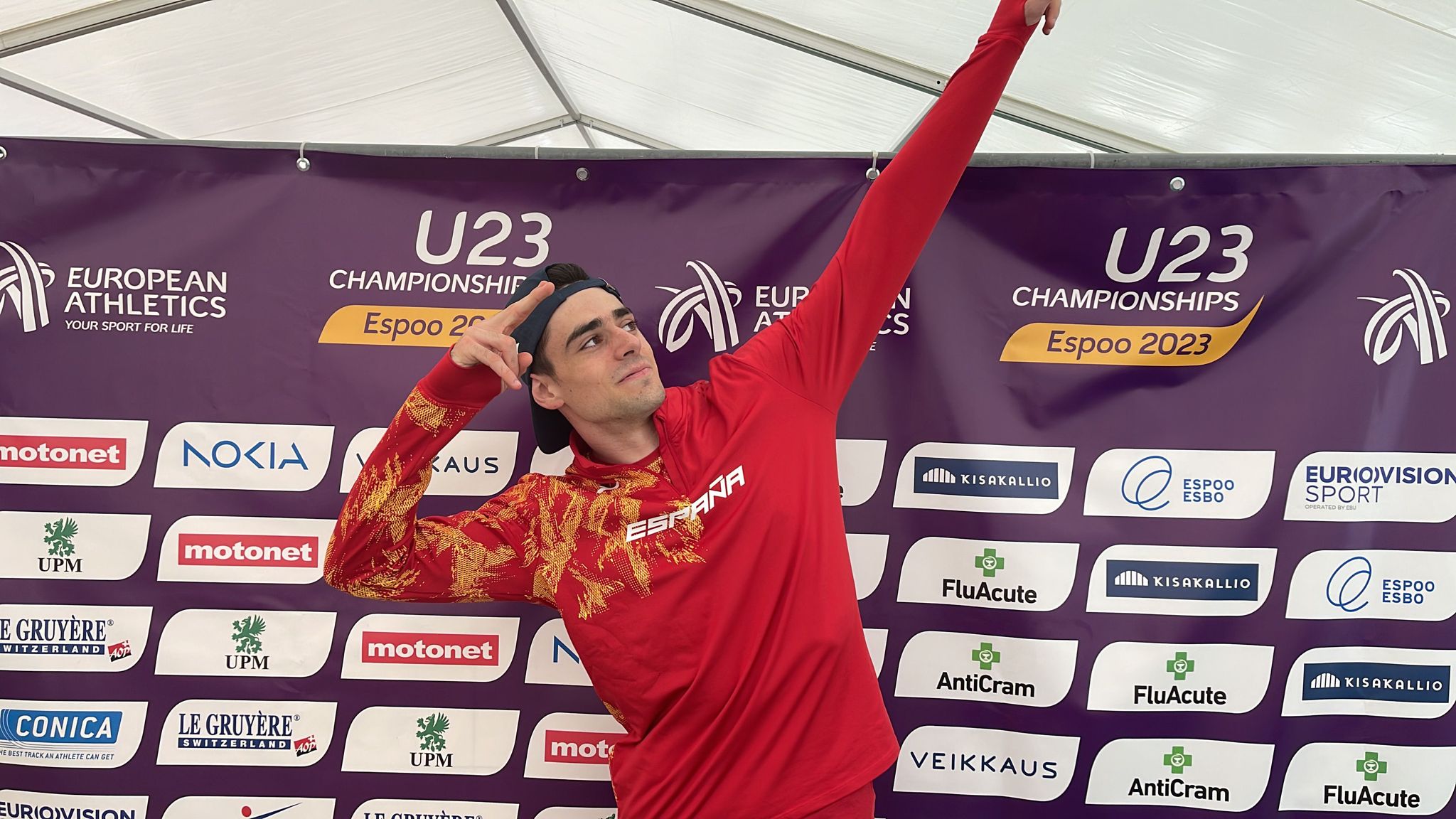 Pablo Delgado celebra su clasificación para la final de triple salto.