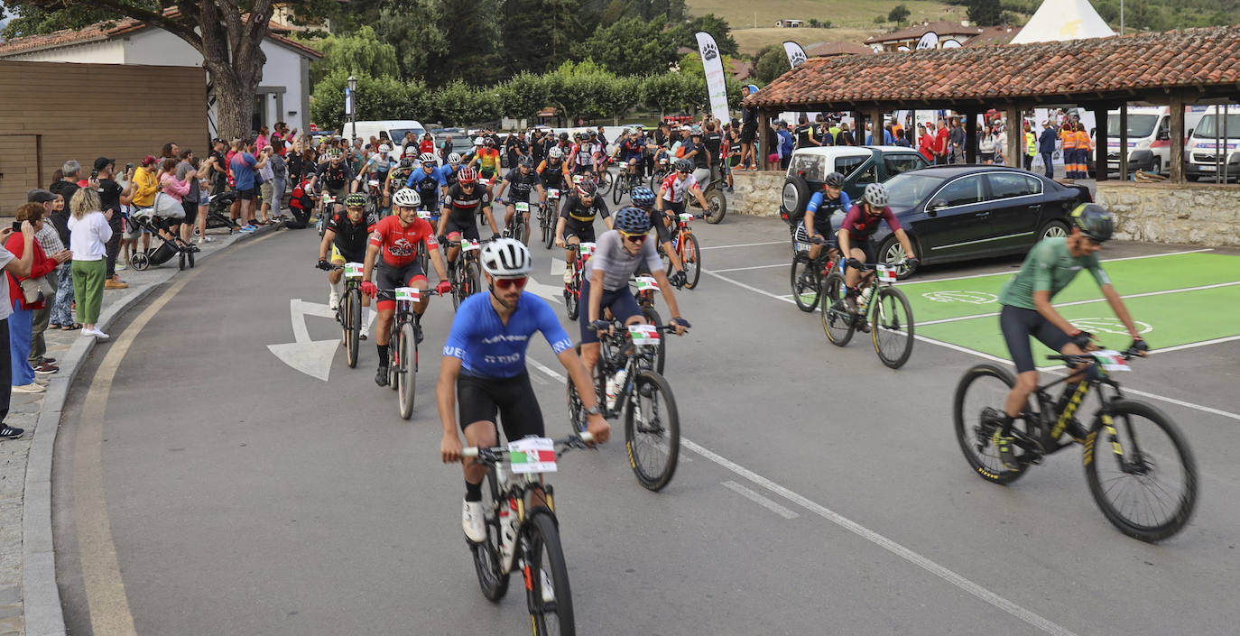 Salida de participantes en la prueba de BTT.