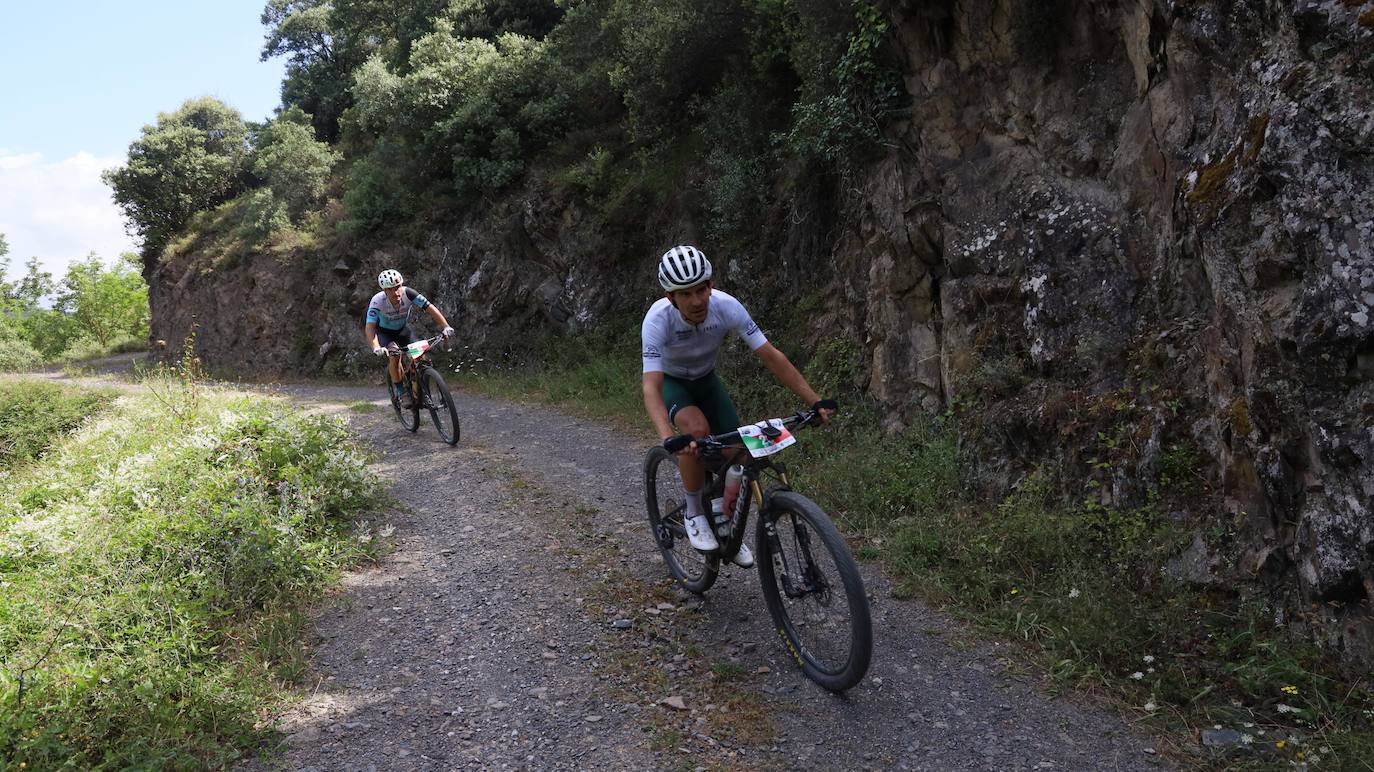 Grupo de ciclistas en el descenso a la localidad de La Vega.