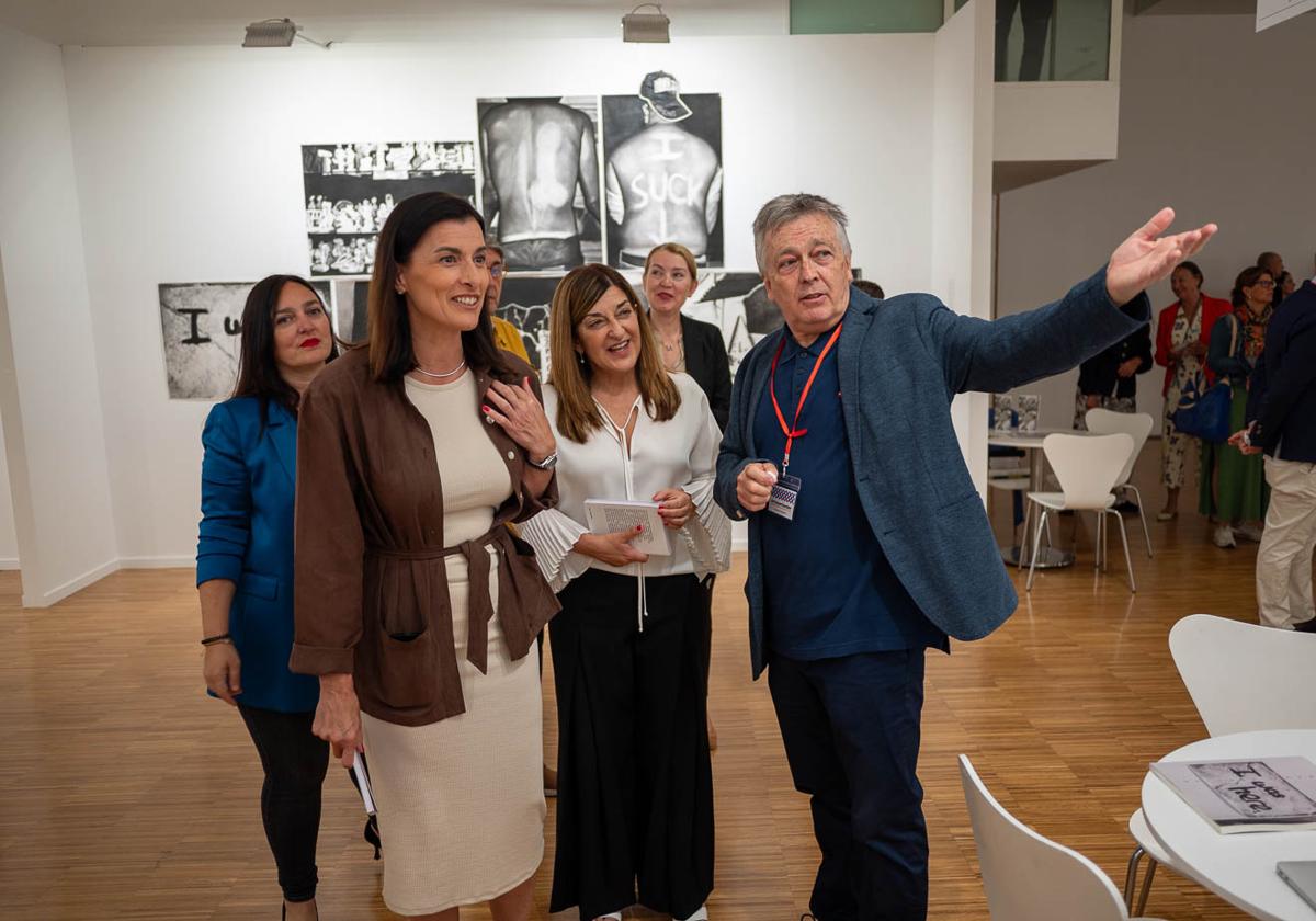 Noemía Méndez, Gema Igual, María José Sáenz de Buruaga y Eva Guillermina Fernández hicieron el recorrido por los estánds junto al director de la feria, Juan Riancho.