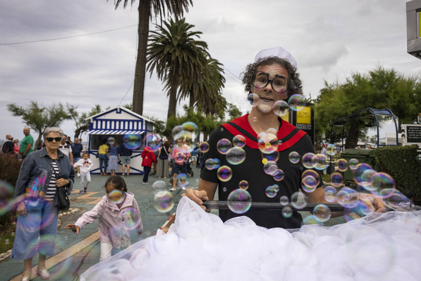 Este sábado, pese a todo, vecinos y veraneantes se han echado a las calles para disfrutar de las numerosas actividades que ofreció la celebración de los Baños de Ola en El Sardinero. 