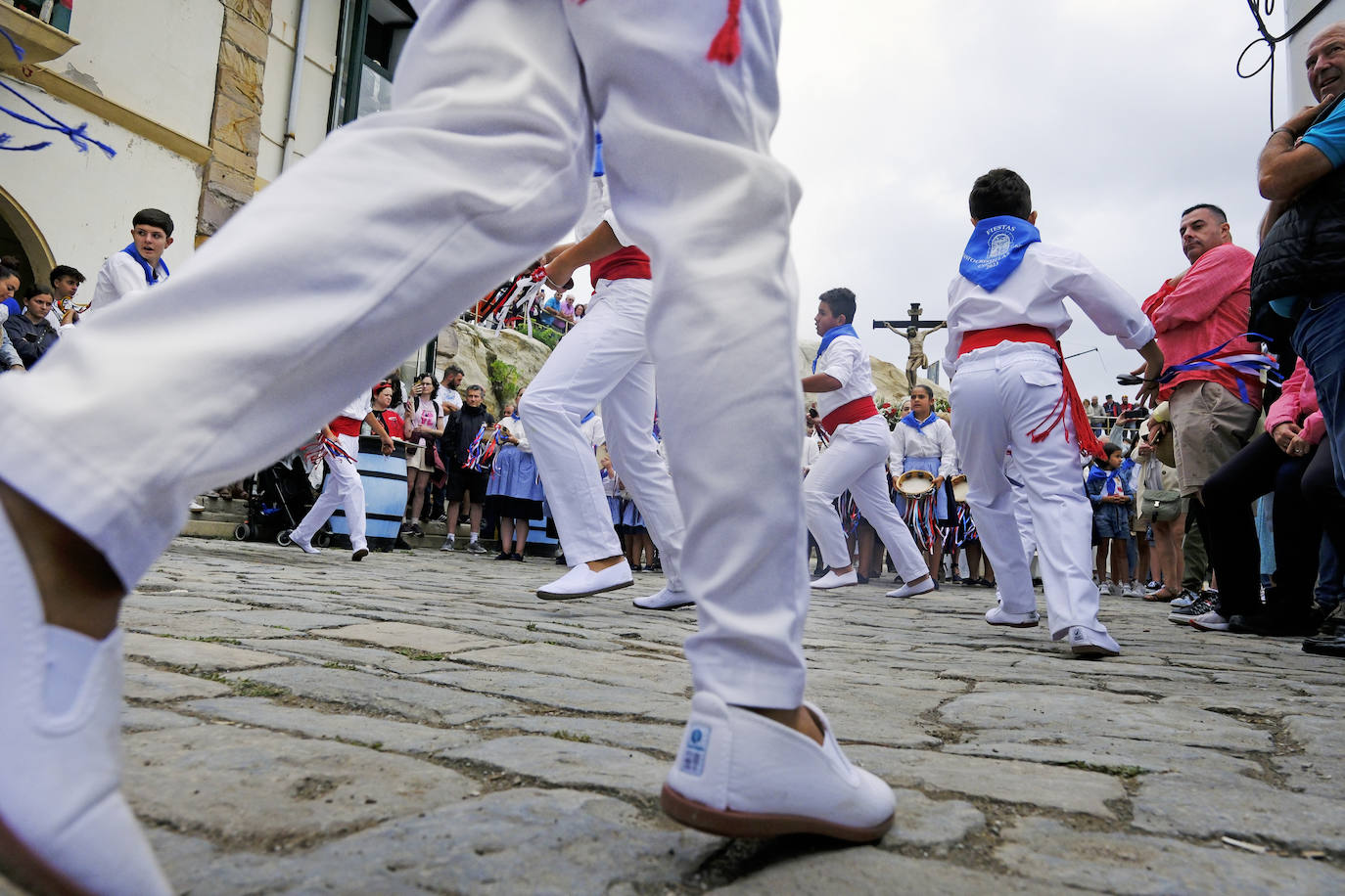 Los picayos bailando en el ascenso a la iglesia del Cristo de Comillas. 