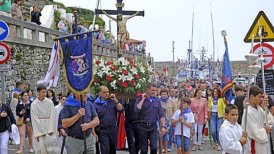 Emoción y devoción en la procesión del Cristo en Comillas