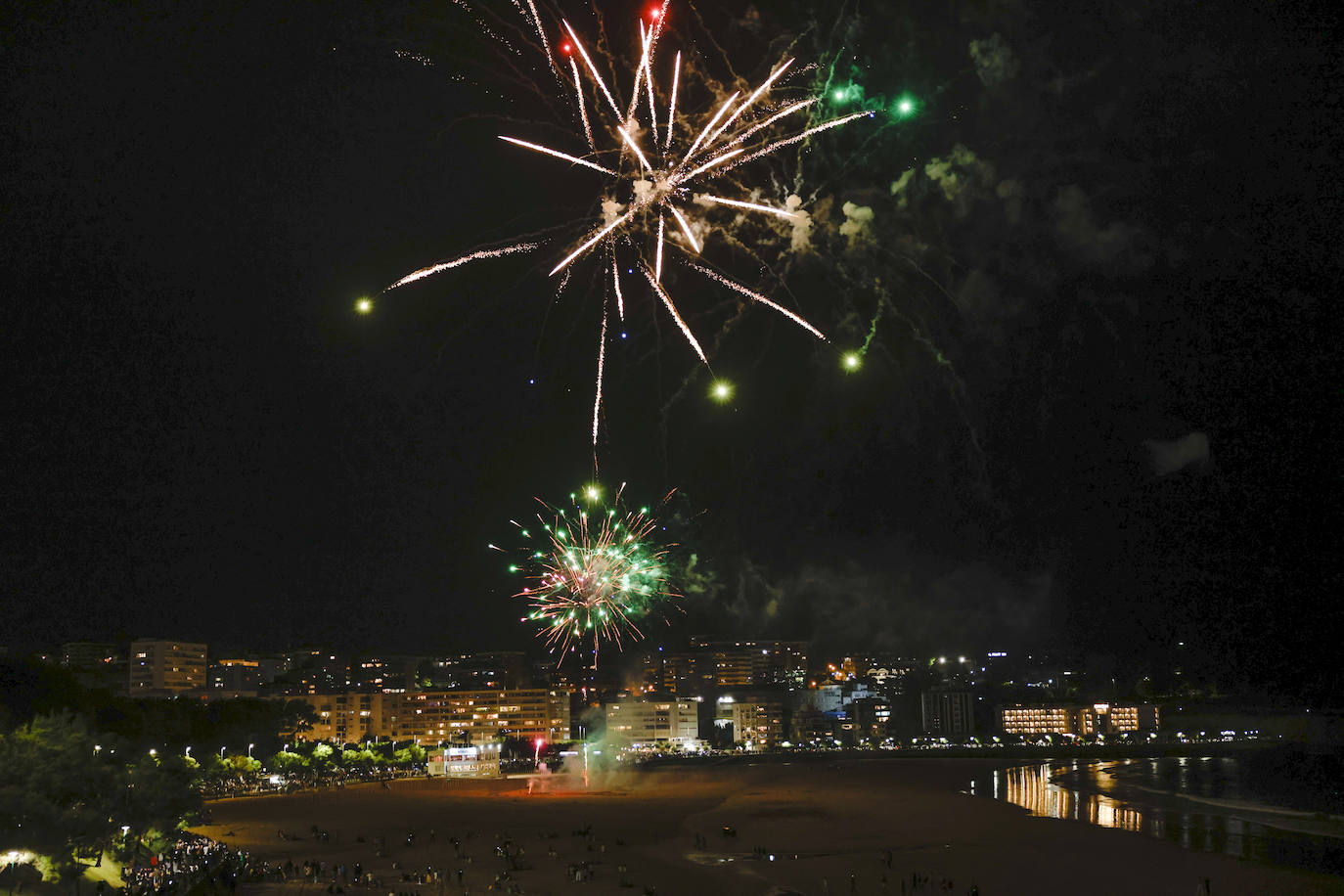 La segunda playa de El Sardinero acogió el show pirotécnico.