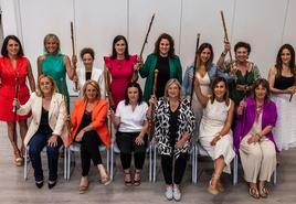 De pie y de izquierda a derecha, Carmen Pérez (Santa Cruz de Bezana); Susana Herrán (Castro Urdiales); Verónica Mantecón (Molledo); Gema Igual (Santander); Esther Gómez (Valle de Villaverde); Mireia Maza (Noja); Teresa Noceda (Comillas); Charo Urquiza (San Vicente la Barquera). Sentadas, Pilar del Río (Santa María de Cayón); María Jesús Susinos (Entrambasaguas); Mónica Quevedo (Corvera de Toranzo); Belén Ceballos (Los Tojos); María Higuera (Medio Cudeyo); y Rosa Díaz (Polanco).