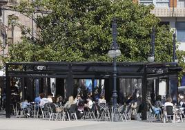 Clientes consumen en una terraza de un establecimiento hostelero de Torrelavega.