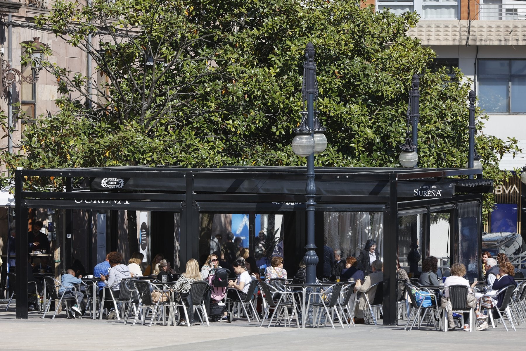 Clientes consumen en una terraza de un establecimiento hostelero de Torrelavega.