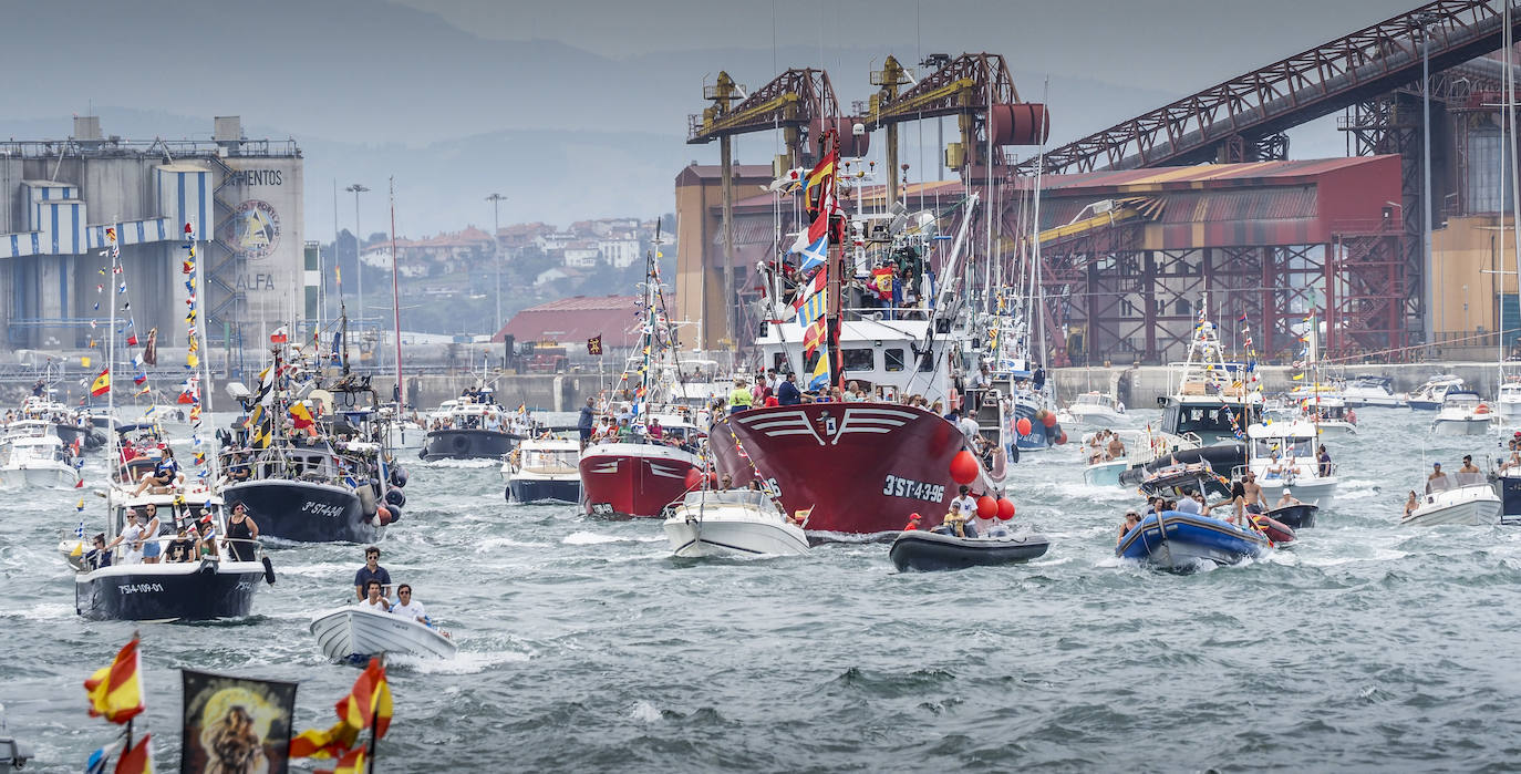 La procesión marítima, encabezada por el Brisas Dos, que era el encargado de llevar la imagen. 