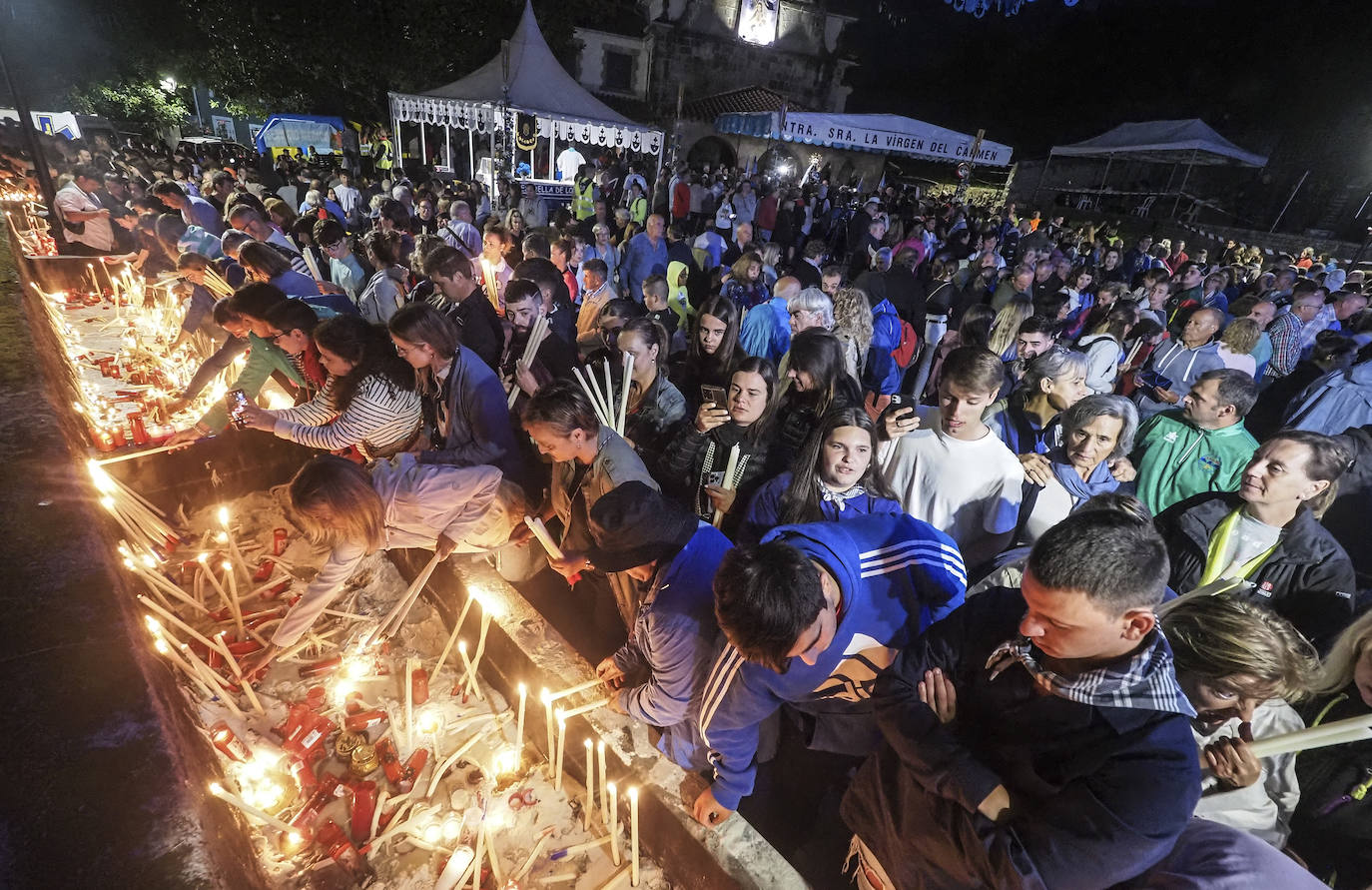 Pese a la amenaza de lluvia, la afluencia de romeros superó esta madrugada la del pasado año, han asegurado fuentes de la Policía Local y de Protección Civil de Camargo consultadas por este periódico.