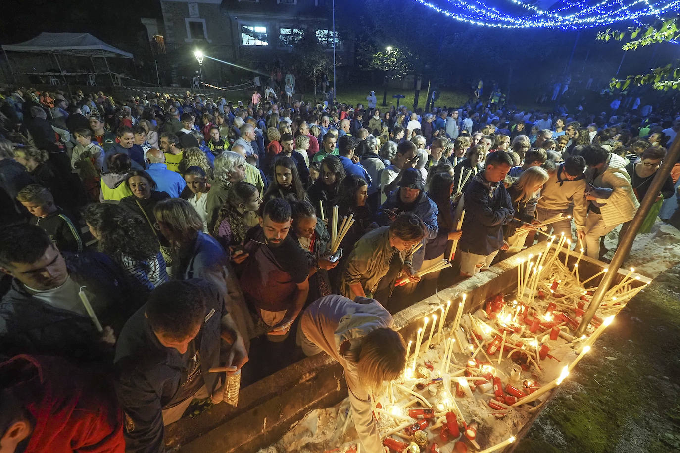 El Ayuntamiento de Camargo había reforzado desde la tarde noche de ayer el despliegue policial y de seguridad con un centenar de efectivos, para evitar aglomeraciones, altercados y botellones y garantizar la seguridad. 