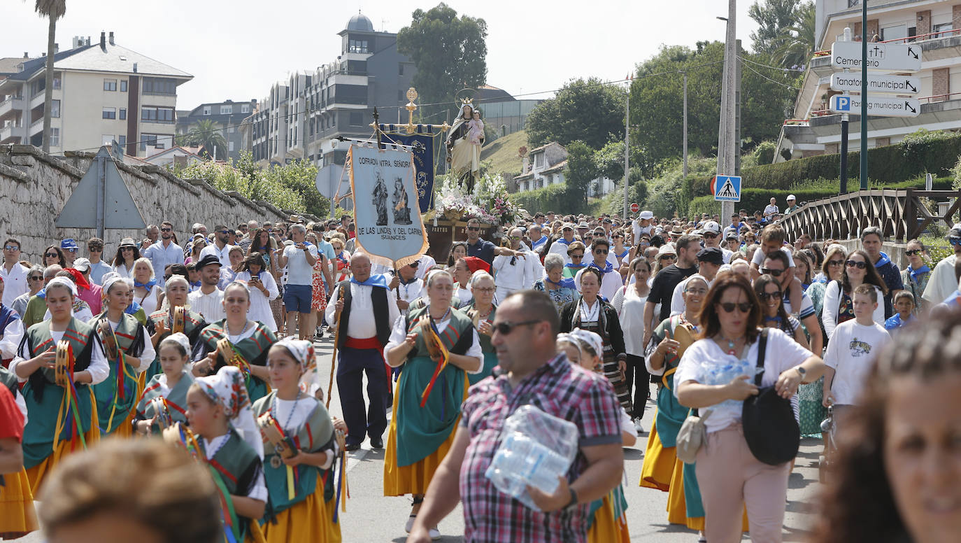 Miles de personas disfrutan del día grande la fiesta del Carmen de Suances, que por haber caído en domingo y dado el buen tiempo que está haciendo, son si cabe más numerosas que otros años. 