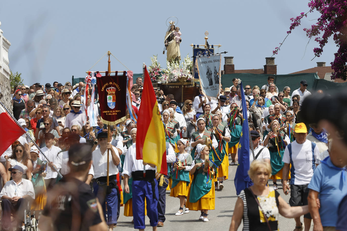 Al finalizar, la comitiva, formada por autoridades, marineros, el grupo de danzas y público en general, ha acompañado a la Virgen en su bajada hasta el puerto.