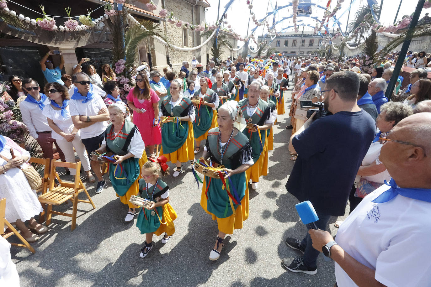 De regreso, la Virgen sube en procesión hasta la ermita del Carmen, donde permanecerá hasta el sábado 29 de julio.