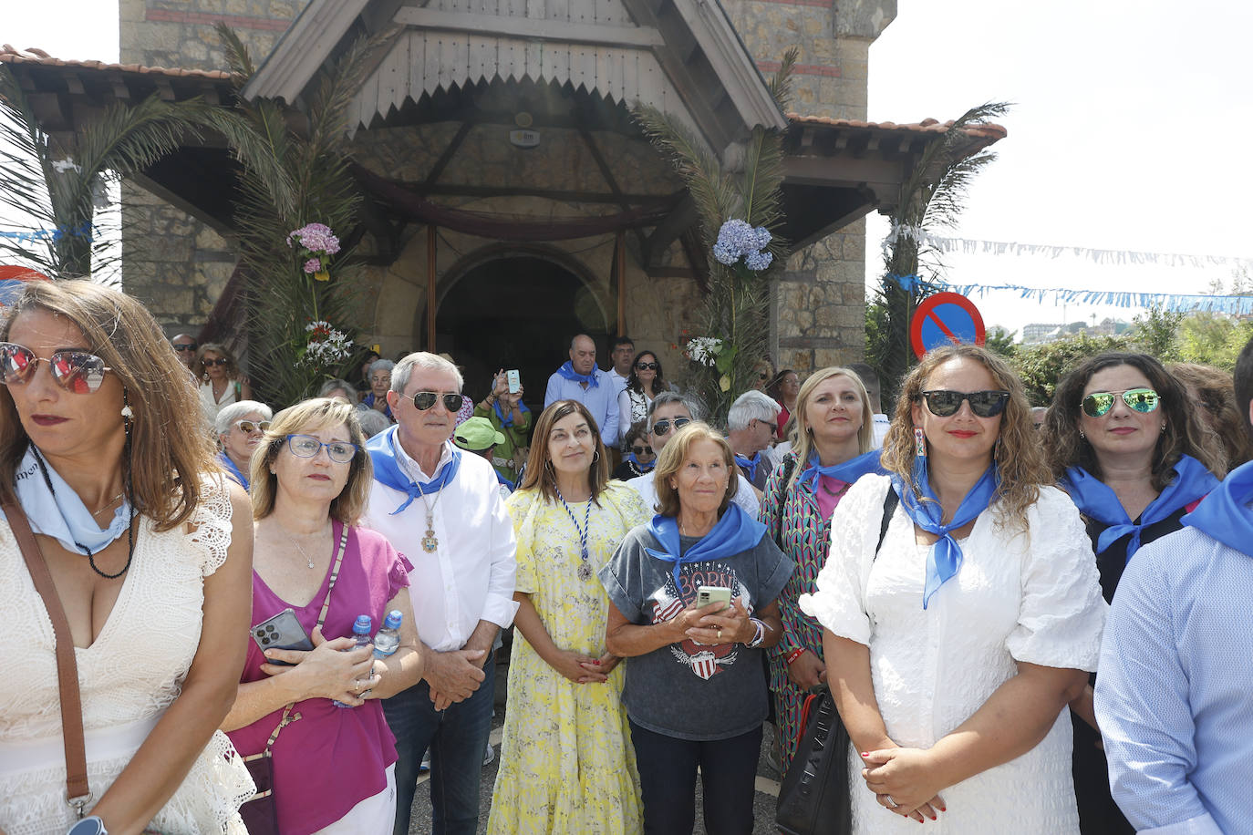 La presidenta de Cantabria ha acudido a la procesión de Suances, de donde esta natural, y por la mañana acudió a la ermita de Revilla de Camargo.