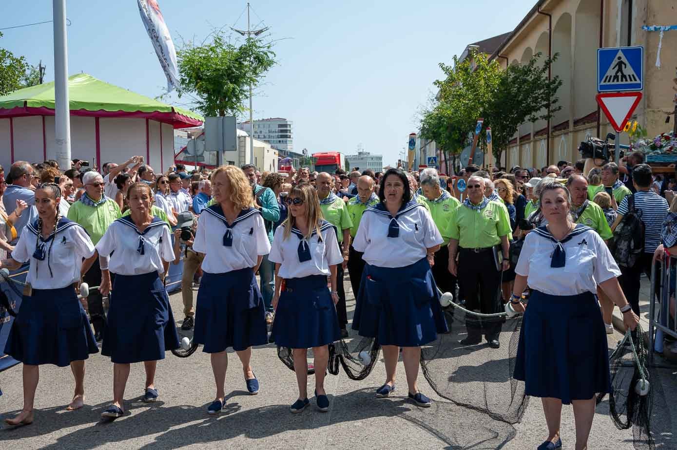 Las mujeres de la Hermandad de las Costaleras encabezaban la procesión. 