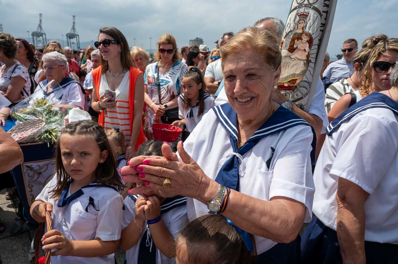 Carmen Ibáñez, una de las veternas de la Hermandad de las Costaleras, junto a algunas de las más jóvenes. 