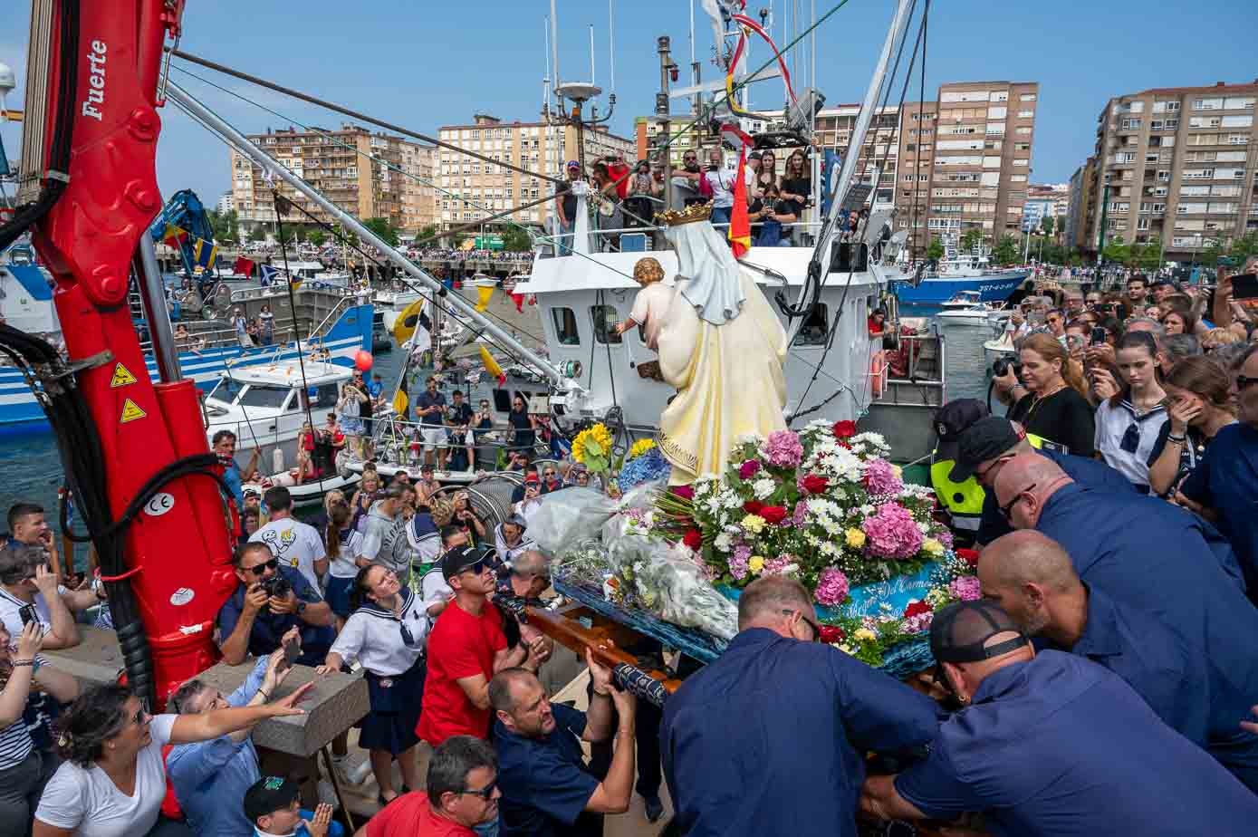 La Virgen del Carmen embarcando en el Brisas dos para la tradicional procesión marítima. 