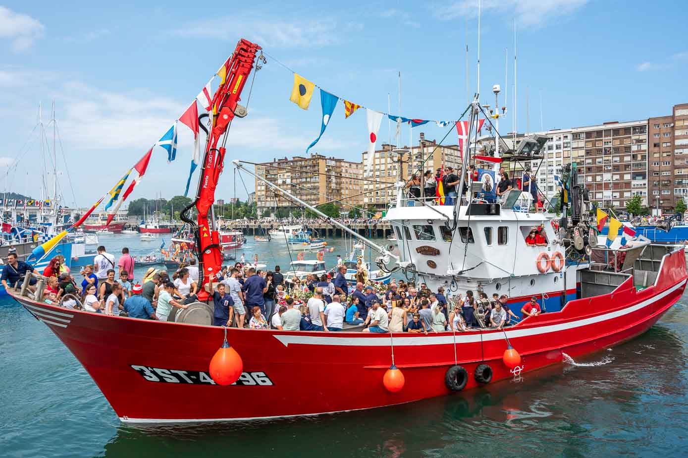 El Brisas dos, el barco que ha llevado a la Virgen del Carmen en la procesión marítima. 