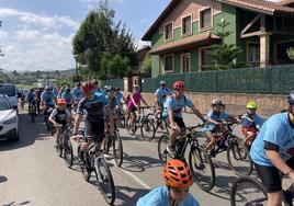 Ciclistas de todas las edades, en Bárcena de Cicero.