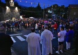 Las Fraguas aguantó la ligera lluvia que cayó en la noche del sábado y con la Virgen del Carmen a resguardo siguió los oficios religiosos.