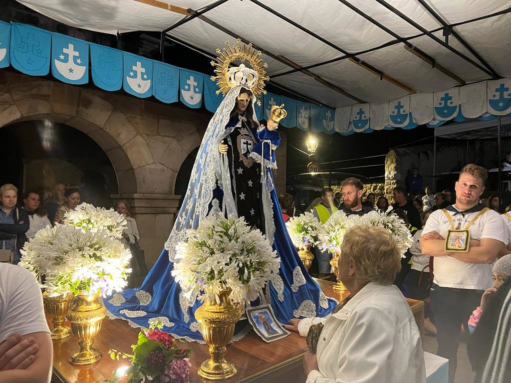 El momento de encontrarse con la Virgen del Carmen para hacerle una petición es esperado por muchos devotos todo el año