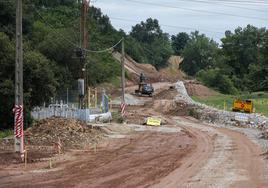 Las máquinas avanzan para construir la carretera en la frontera entre Torrelavega y Santillana del Mar.