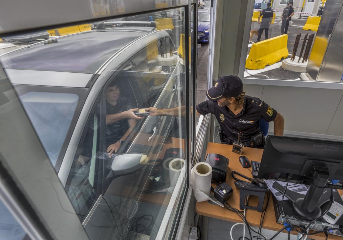 En el control fronterizo se inspeccionan todos los documentos legales y las cargas de los vehículos que viajan en los barcos.