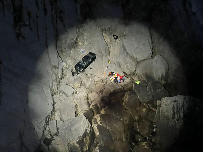 Vista desde el helicóptero de varios especialistas de emergencias atendiendo al hombre antes de izarle a la aeronave.