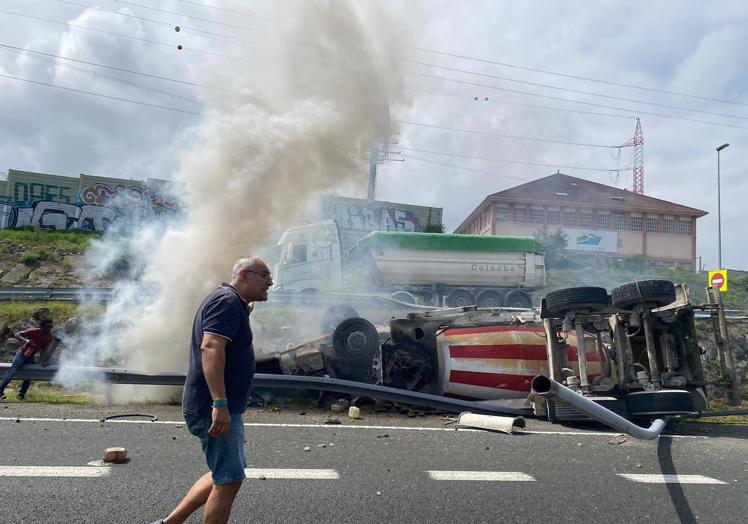 Imagen principal - Fallece el conductor de un camión hormigonera tras volcar e incendiarse la cabina en la A-67 en Cacicedo