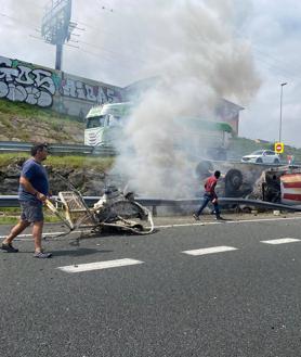 Imagen secundaria 2 - Fallece el conductor de un camión hormigonera tras volcar e incendiarse la cabina en la A-67 en Cacicedo