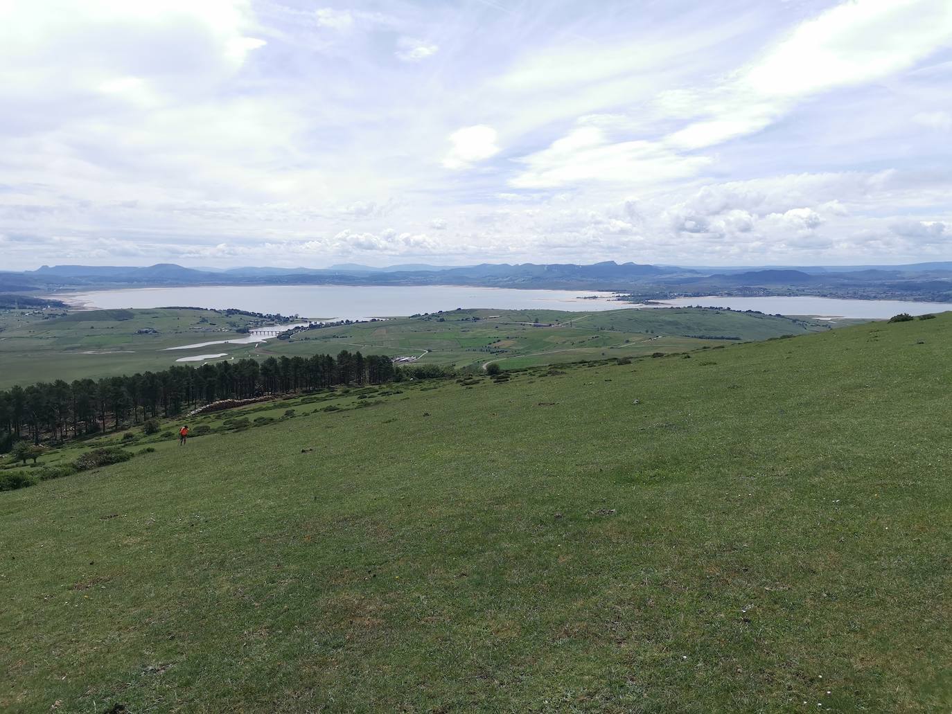 Surcaremos bellos paisajes rurales marcados por la ganadería y agricultura, y podremos disfrutar de sus paisajes, su flora y fauna asociada a las tierras regadas con agua del Ebro. 