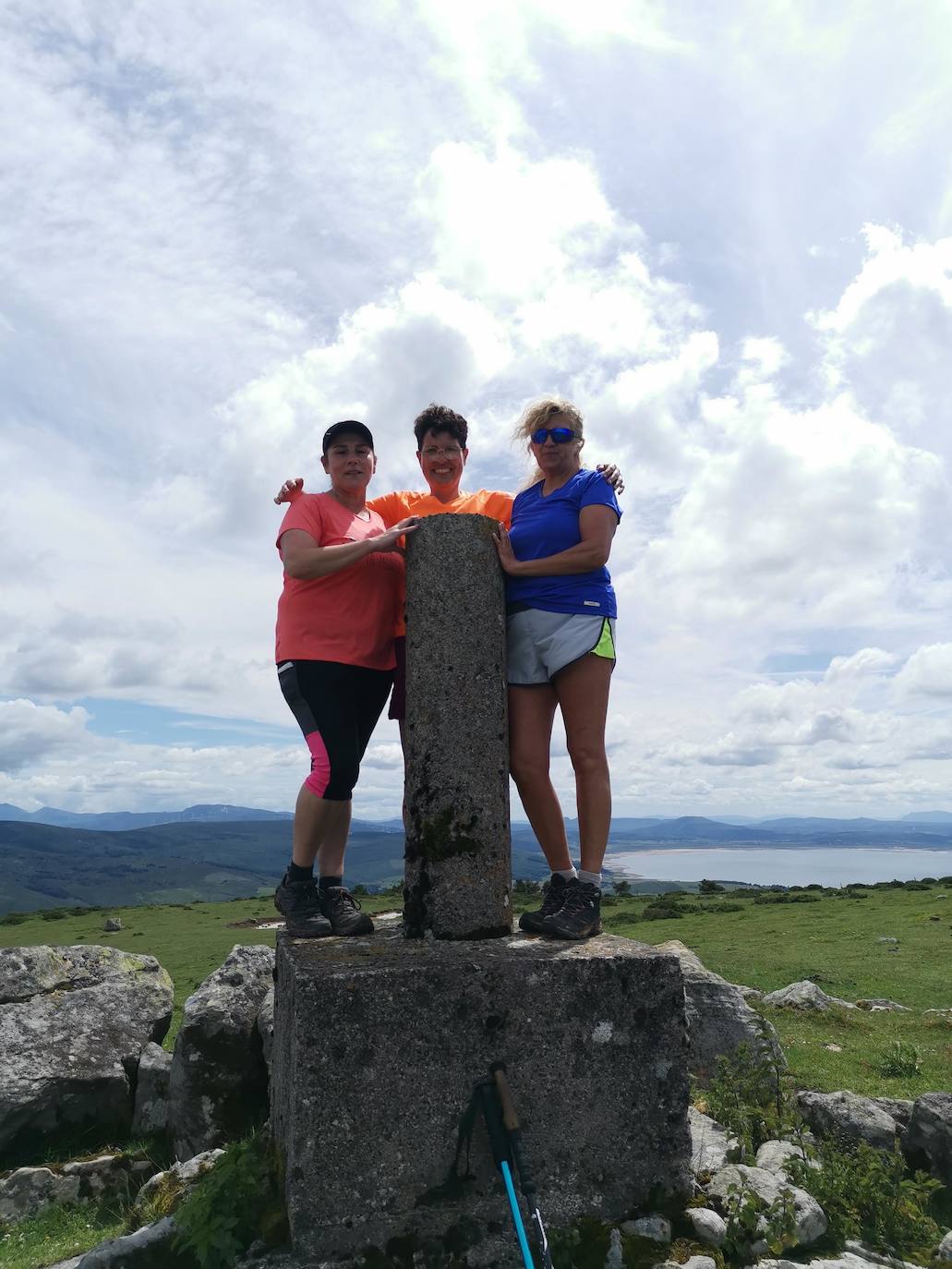 Llegamos hasta la cima Otero, desde donde podemos disfrutar de una panorámica de 360º. Con buenas vistas del embalse del Alsa del Pico Jano, el pantano del Ebro y las Montañas del Alto Campoo.